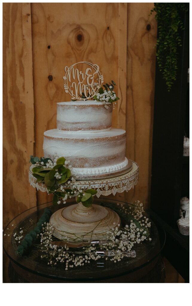 wedding cake displayed at black willow ranch wedding